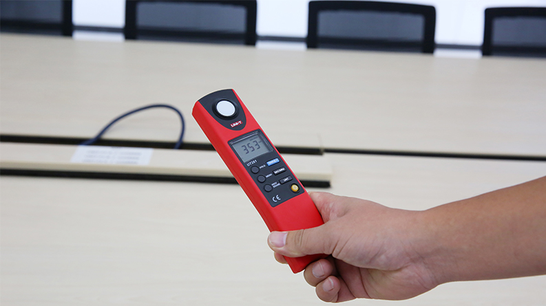 Kỹ sư sử dụng máy đo ánh sáng UNI-T UT382